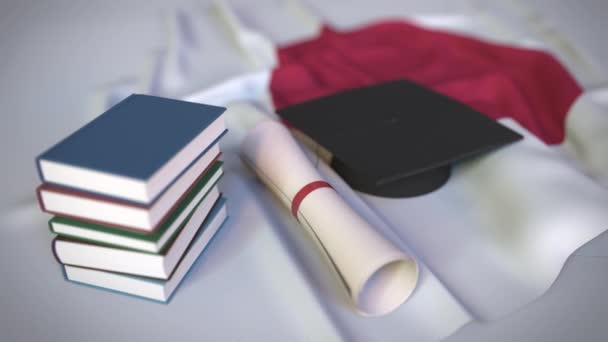 Berretto di laurea, libri e diploma sulla bandiera giapponese. L'istruzione superiore in Giappone relativa all'animazione concettuale 3D — Video Stock