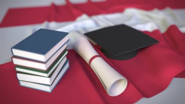 Afstuderen cap, boeken en diploma op de Oostenrijkse vlag. Hoger onderwijs in Oostenrijk gerelateerde conceptuele 3D-animatie — Stockvideo