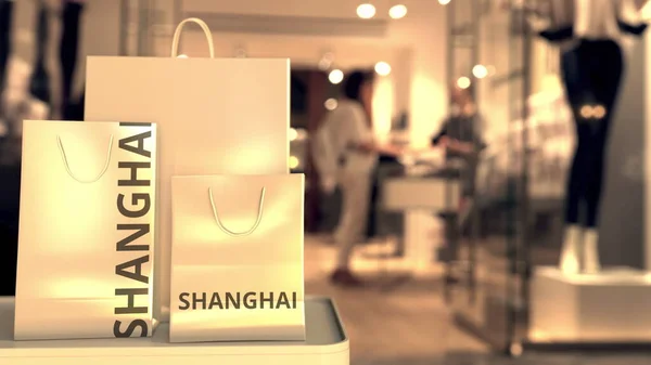 Papieren boodschappentassen met Shanghai bijschrift tegen wazige winkelingang. Detailhandel in aan China gerelateerde 3d-rendering — Stockfoto