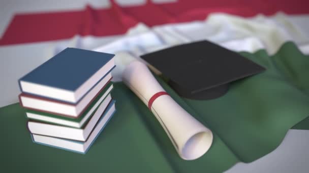 Tapa de graduación, libros y diploma en la bandera húngara. La educación superior en Hungría relacionados con la animación 3D conceptual — Vídeos de Stock