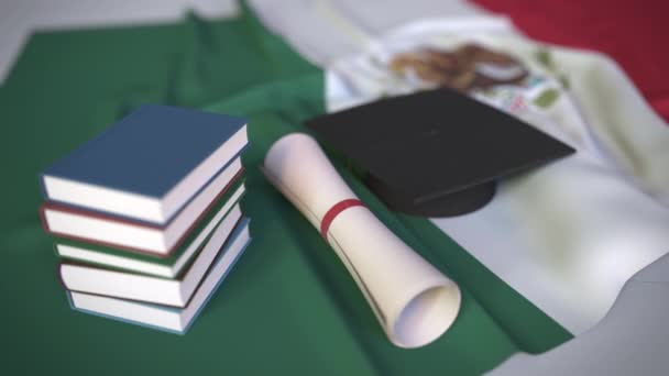 Mezuniyet şapkası, Meksika bayrağı üzerine kitaplar ve diploma. Meksika 'da yükseköğretime ilişkin kavramsal 3d animasyon — Stok video