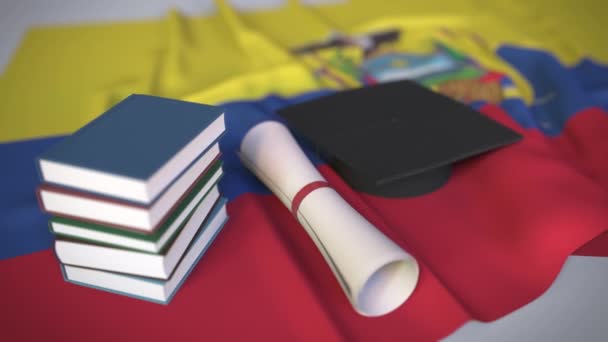 Tapa de graduación, libros y diploma en la bandera ecuatoriana. Educación superior en Ecuador relacionada con la animación conceptual 3D — Vídeo de stock
