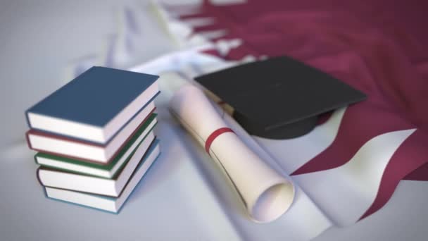 Casquette graduée, livres et diplôme sur le drapeau qatari. Enseignement supérieur au Qatar animation 3D conceptuelle liée — Video