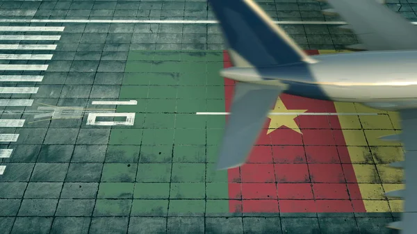 Luftaufnahme eines landenden Flugzeugs und der Flagge Kameruns auf dem Flugplatz eines Flughafens. Luftfahrt bezogene konzeptionelle 3D-Darstellung — Stockfoto