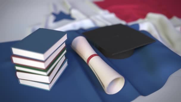 Выпускной колпак, книги и диплом о флаге Панамы. Концептуальная 3D анимация высшего образования в Панаме — стоковое видео
