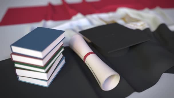 Tapa de graduación, libros y diploma en la bandera egipcia. La educación superior en Egipto relacionados con la animación 3D conceptual — Vídeo de stock