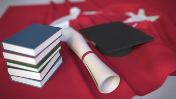 Afstudeerpet, boeken en diploma op de Turkse vlag. Hoger onderwijs in Turkije gerelateerde conceptuele 3D animatie — Stockvideo