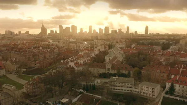 Vista aérea del horizonte de Varsovia y el famoso casco antiguo en primer plano, Polonia — Foto de Stock