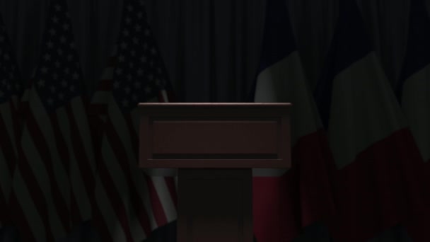 Флаги США и Франции и трибуна спикера. Политическое событие или переговоры, связанные с концептуальной 3D анимацией — стоковое видео