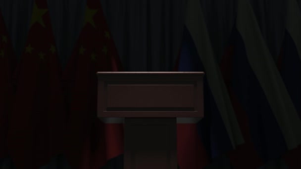 Флаги Китая и России и трибуна спикера. Политическое событие или переговоры, связанные с концептуальной 3D анимацией — стоковое видео