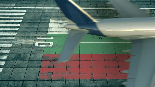 Flygfoto över ett landningsflygplan och Bulgariens flagga på en flygplats. Begreppsmässig 3d-tolkning i samband med flygresor — Stockfoto