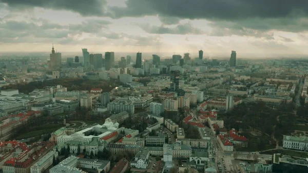 Vista aérea del paisaje urbano de Varsovia en un día parcialmente nublado, Polonia — Foto de Stock