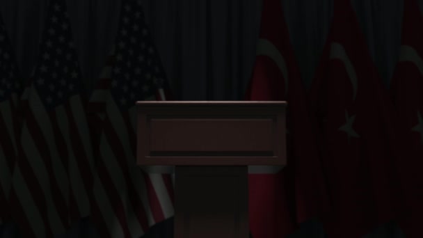 Флаги США и Турции и трибуна спикера. Политическое событие или переговоры, связанные с концептуальной 3D анимацией — стоковое видео