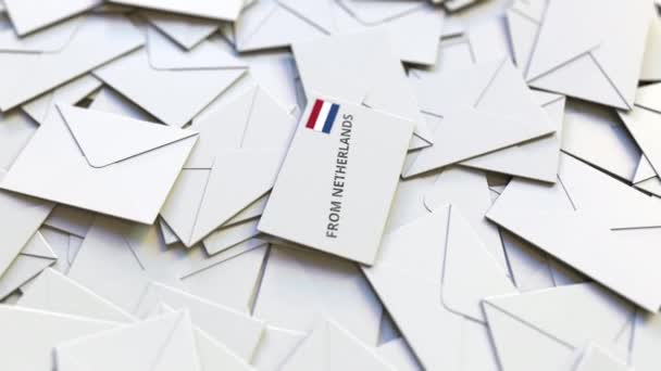 Lettera con francobollo olandese tra le altre lettere. Animazione 3D concettuale relativa alla posta internazionale — Video Stock