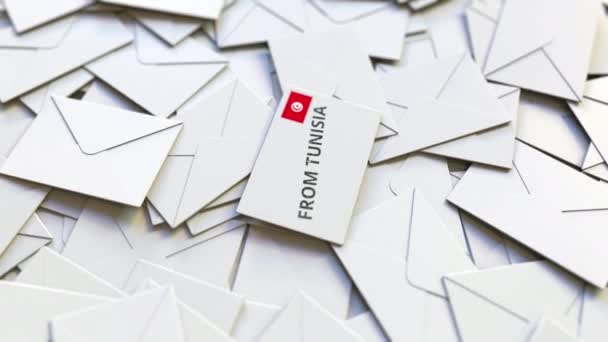 Diğer zarflar arasında Tunus pullarıyla birlikte zarf. Uluslararası posta ile ilgili kavramsal 3d canlandırması — Stok video