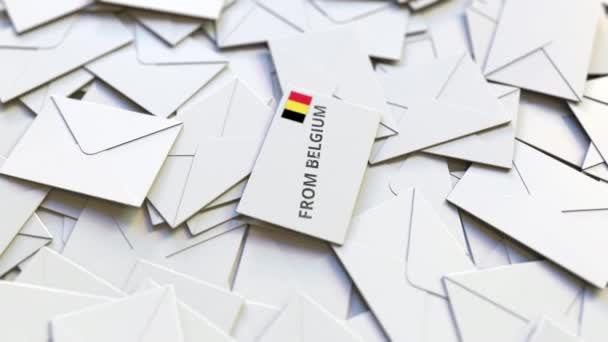 Enveloppe avec De Belgique texte sur pile d'autres enveloppes. Animation 3D conceptuelle liée au courrier international — Video