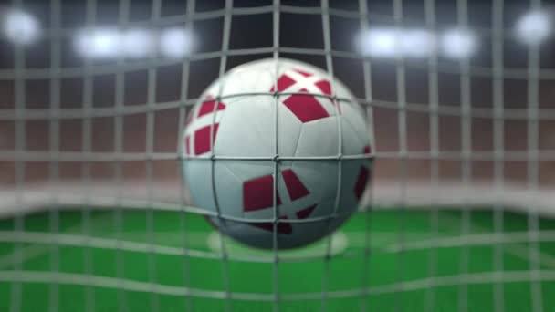 Ποδόσφαιρο με σημαίες της Δανίας χτυπά δίχτυ γκολ. Αργή κίνηση 3d animation — Αρχείο Βίντεο