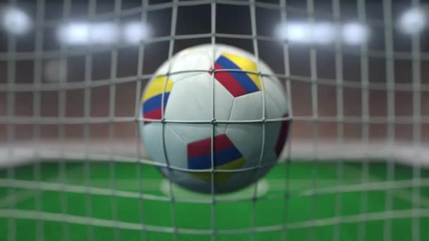 Calcio con bandiere della Colombia colpisce rete gol. Animazione 3D al rallentatore — Video Stock