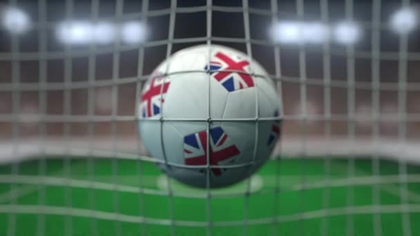 Fotboll med brittiska flaggor träffar målnät. Slow motion 3D-animering — Stockvideo