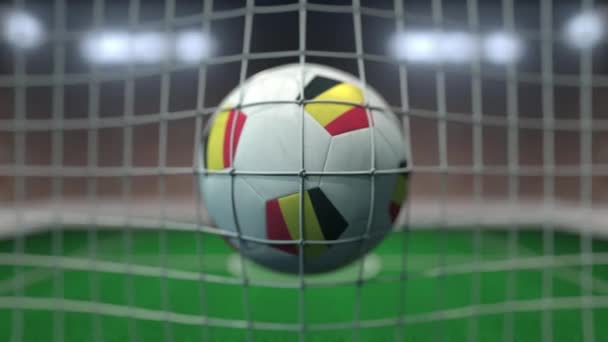 Calcio con bandiere del Belgio colpisce rete gol. Animazione 3D al rallentatore — Video Stock