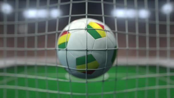 Futebol com bandeiras da Bolívia atinge gol líquido. Animação 3D em câmera lenta — Vídeo de Stock
