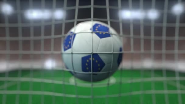 Futebol com bandeiras da União Europeia atinge gol net. Animação 3D em câmera lenta — Vídeo de Stock