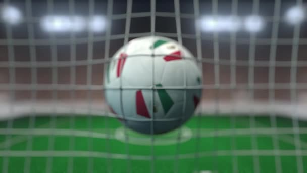 Fußball mit mexikanischen Flaggen im Netz gegen verschwommenes Stadion. konzeptionelle 3D-Animation — Stockvideo