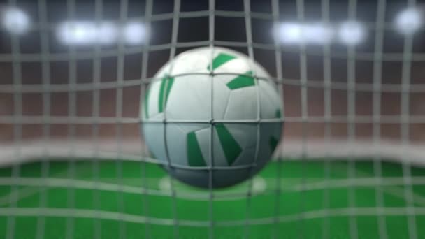 Fotboll med flaggor av Nigeria i nät mot suddig stadion. Konceptuell 3D-animation — Stockvideo