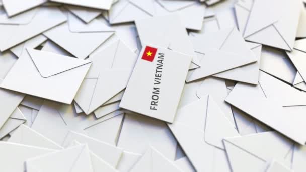 Envelop met uit Vietnam tekst op stapel van andere enveloppen. Internationale post gerelateerde conceptuele 3D-animatie — Stockvideo