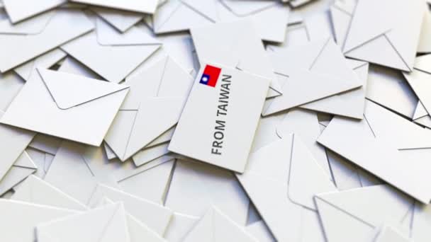 대만으 로부터 온 편지가 담긴 봉투가 다른 봉투 더미 위에 놓여 있었다. 국제 우편물 관련 개념 3D 애니메이션 — 비디오