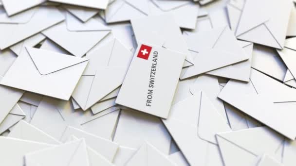 Kuvert med Från Schweiz stämpel bland andra kuvert. Internationell postrelaterad konceptuell 3D-animation — Stockvideo