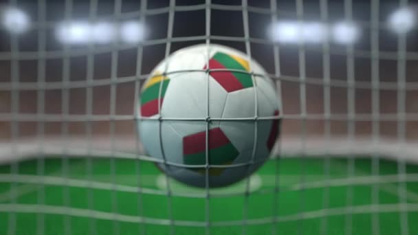 Ποδόσφαιρο με σημαίες της Λιθουανίας χτυπά δίχτυ γκολ. Αργή κίνηση 3d animation — Αρχείο Βίντεο