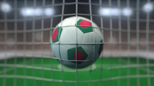 Futebol com bandeiras de Bangladesh atinge gol líquido. Animação 3D em câmera lenta — Vídeo de Stock