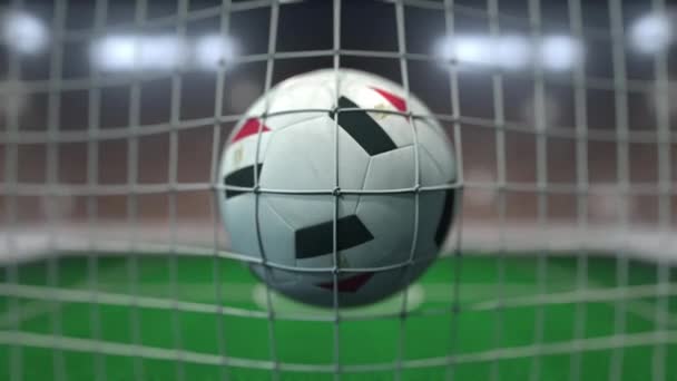 Fotboll med egyptiska flaggor träffar målnät. Slow motion 3D-animering — Stockvideo