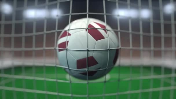 Ποδόσφαιρο με σημαίες της Λετονίας χτυπά δίχτυ γκολ. Αργή κίνηση 3d animation — Αρχείο Βίντεο
