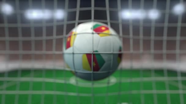 Football avec des drapeaux du Cameroun frappe filet de but. Animation 3D au ralenti — Video