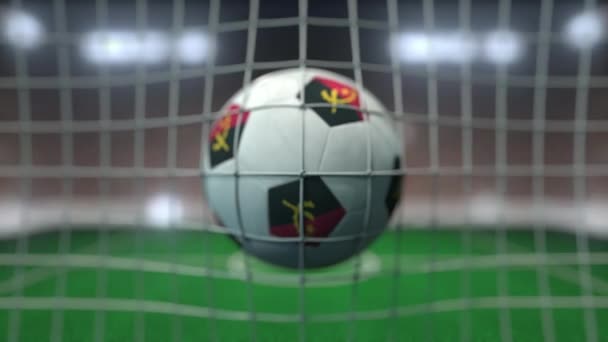 Fotboll med Angolas flaggor träffar mållinjen. Slow motion 3D-animering — Stockvideo
