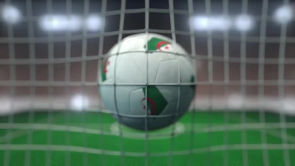 Ποδόσφαιρο με σημαίες της Αλγερίας χτυπά δίχτυ γκολ. Αργή κίνηση 3d animation — Αρχείο Βίντεο