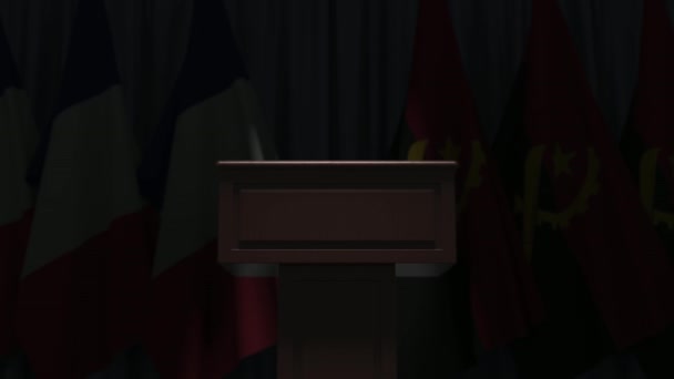 Banderas de Francia y Angola y tribuna hablante del podio. Evento político o negociaciones relacionadas con la animación conceptual 3D — Vídeos de Stock