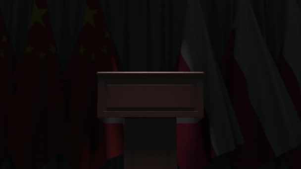 Flagi Chin i Polski oraz trybuna podium prelegentów. Impreza polityczna lub negocjacje związane z konceptualną animacją 3D — Wideo stockowe