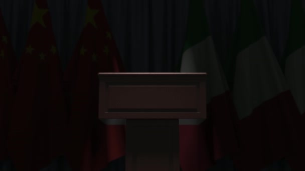 Флаги Китая и Италии и трибуна спикера. Политическое событие или переговоры, связанные с концептуальной 3D анимацией — стоковое видео