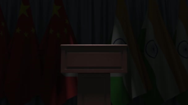 Bandiere della Cina e dell'India e tribuna del podio dell'altoparlante. Manifestazione politica o negoziati relativi all'animazione concettuale 3D — Video Stock