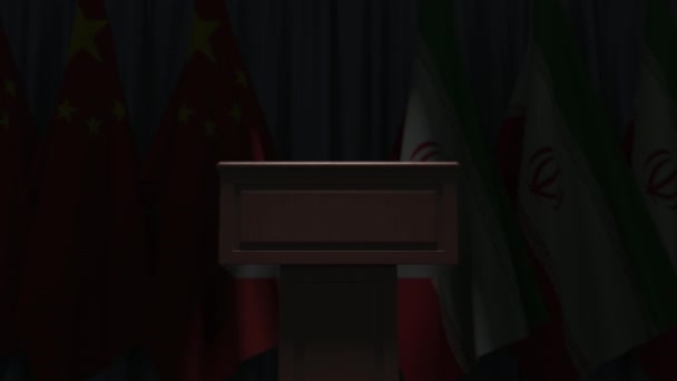 Çin ve İran bayrakları ve hoparlör tribünü. Siyasi olay veya müzakerelerle ilgili kavramsal 3D animasyon — Stok video