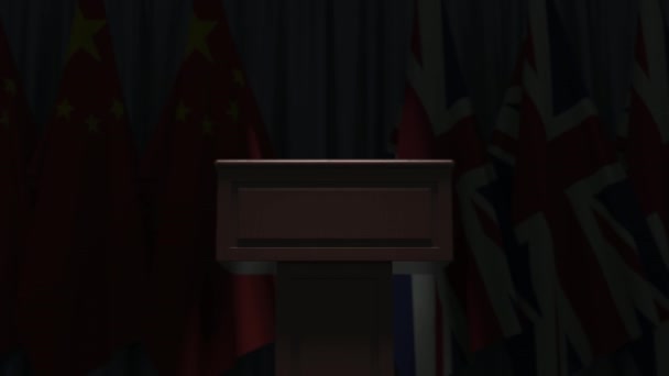 Vlajky Číny a Spojeného království a mluvčí pódia tribune. Politická událost nebo vyjednávání související konceptuální 3D animace — Stock video