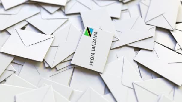 Envelope com texto da Tanzânia em pilha de outros envelopes. Animação 3D conceitual relacionada ao correio internacional — Vídeo de Stock