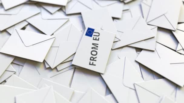 다른 편지 더미 위에 유럽 연합 (EU) 문자와 함께 편지. 국제 우편물 관련 개념 3D 애니메이션 — 비디오
