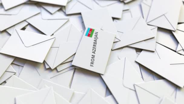 Obálka s textem z Ázerbájdžánu na hromadě dalších obálek. Konceptuální 3D animace související s mezinárodní poštou — Stock video