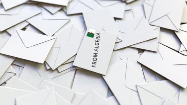 Enveloppe avec Du texte Algérie sur pile d'autres enveloppes. Animation 3D conceptuelle liée au courrier international — Video