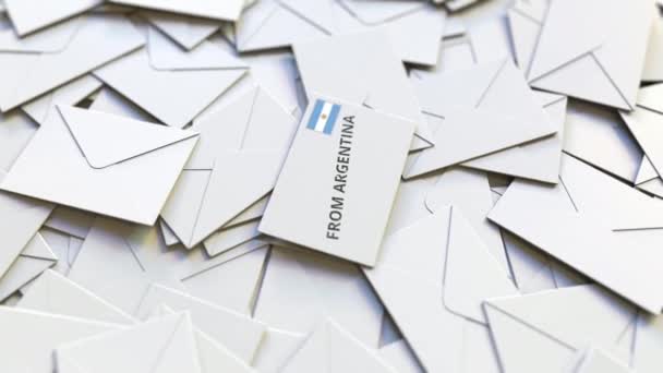 Arjantin 'den gelen mektuplarla dolu bir zarf yığını. Uluslararası posta ile ilgili kavramsal 3d canlandırması — Stok video