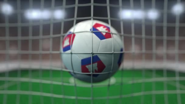 Voetbal met vlaggen van Cambodja raakt doelnet. animatie in slow motion 3d — Stockvideo